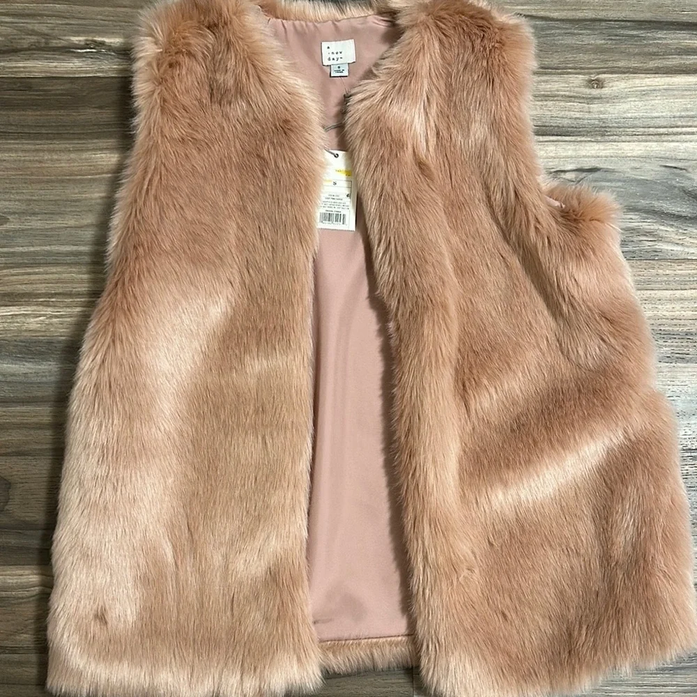 A new day pink Faux Fur Vest size small NWT
